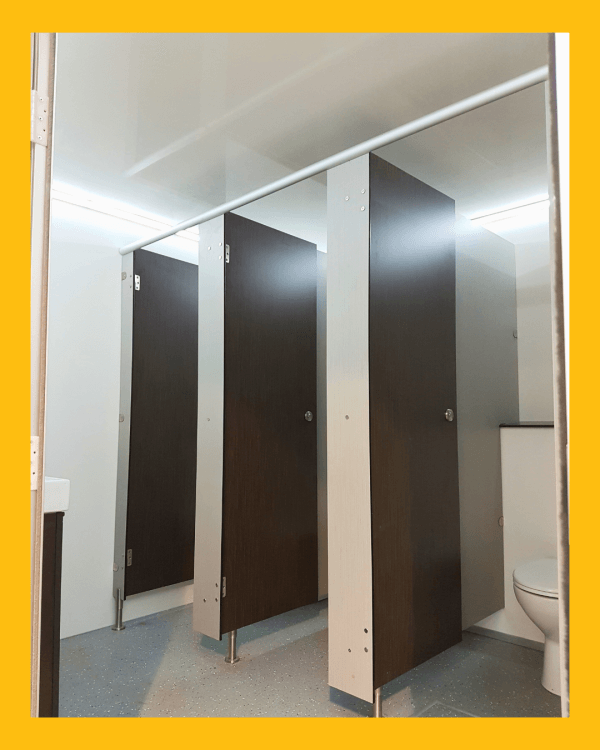 8 bay luxury toilet trailer